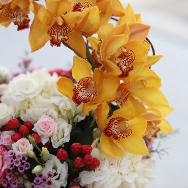 Round Vase with Mix Flowers