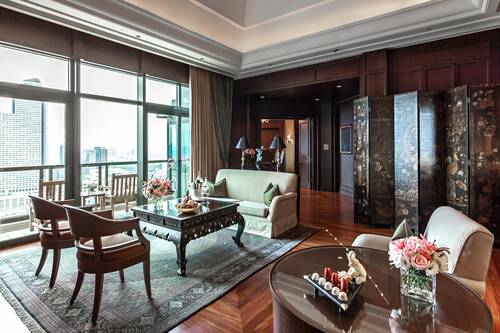 Peninsula Suite ( 3885ft2 )