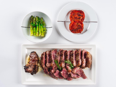Costata Di Angus Fiorentina Con Asparagi E Pomodori Grigliati