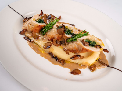 Rollatina Di Suprema Di Pollo E Spinaci Accompagnata Da Crema Di Funghi Porcini