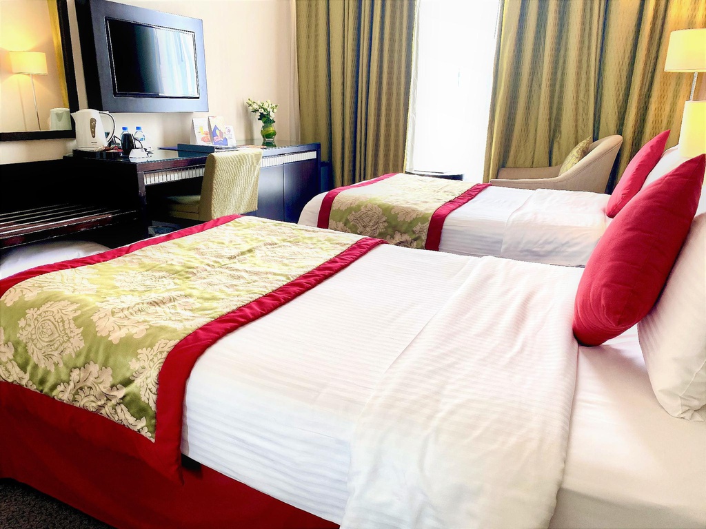 Deluxe King Bed with Balcony( Single with Breakfast)