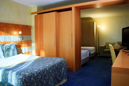 FAMILY QUADRUPLE ROOM QUEEN BED 2 BEDS