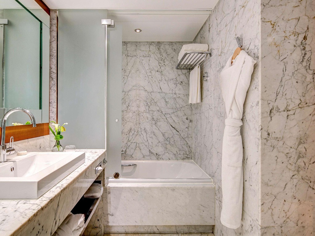 Signature Double Room with panoramic lake view