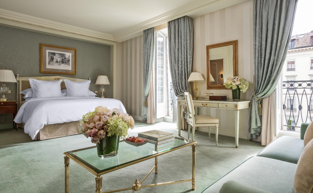 Four Seasons Junior Suite with King Bed