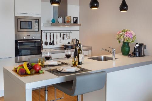 Deluxe One-Bedroom Apartment