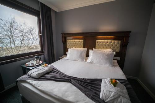 FAMILY SUITE QUEEN BED 2 TWIN BEDS 2 BEDROOMS