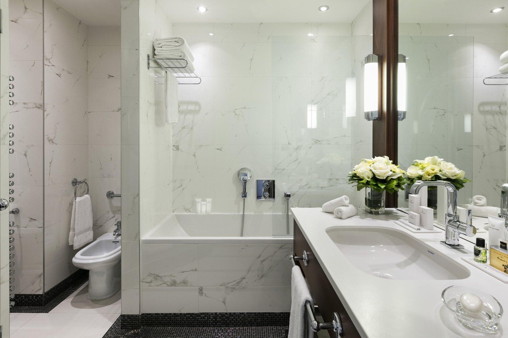 1 King Bed Non-Smoking