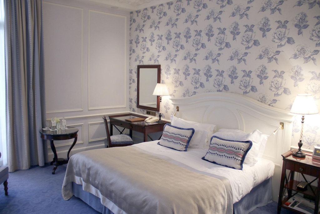 Superior King Room city or courtyard view