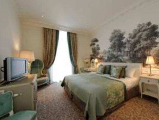 Junior Suite, Courtyard View (City or Courtyard View)(1 King Bed)