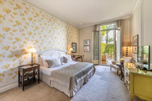 Junior Suite with City View or Courtyard View