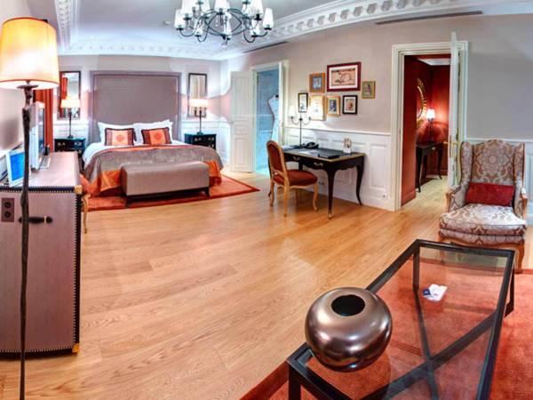 Suite with City or Patio View