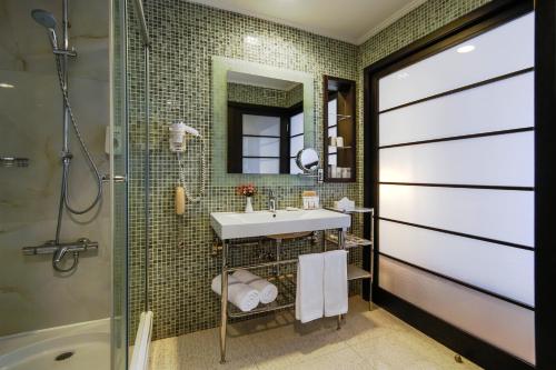 Grand Suite with Hot Tub and Terrace with Sea View (3 adults + 1 child)