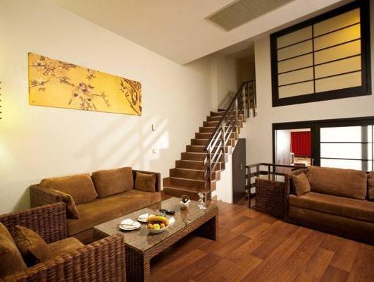 Family Suite with Hot Tub (3 adults + 1 child)