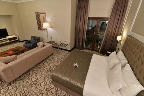 Luxury King Suite - Non-Smoking