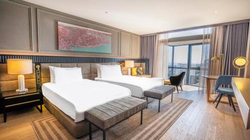 Luxury Twin Room with View