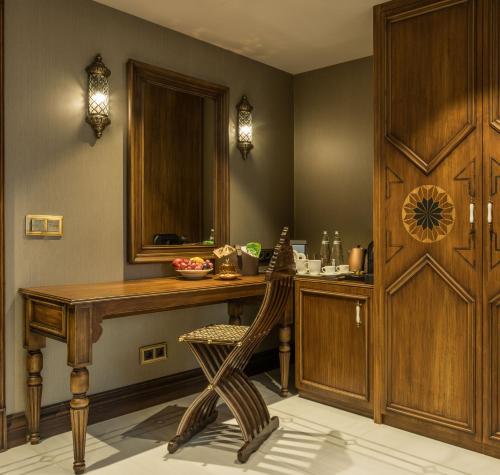 Deluxe Double Room with Street View