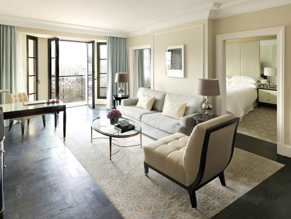 Four Seasons Executive Suite king bed