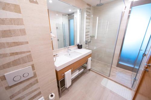 1 King Bed Standard Smoking Sea View