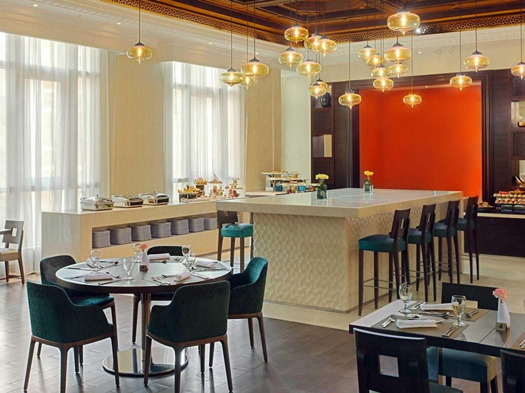 PRESIDENTIAL SUITE, 1 Double Size Bed, 2 Single Size Beds, Partial Kaaba View